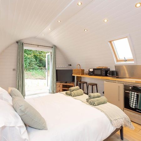 The Plough Inn Cabins Ramsden エクステリア 写真