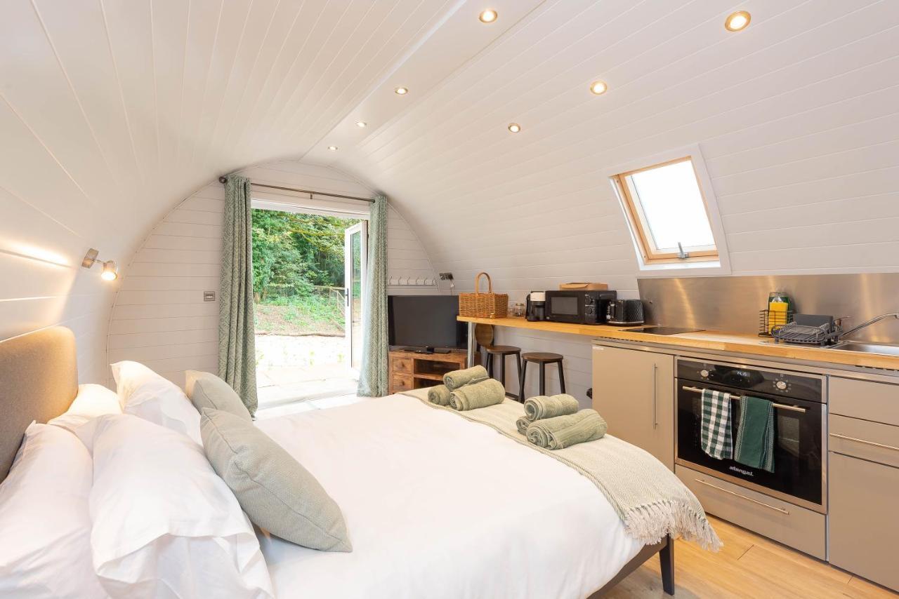 The Plough Inn Cabins Ramsden エクステリア 写真