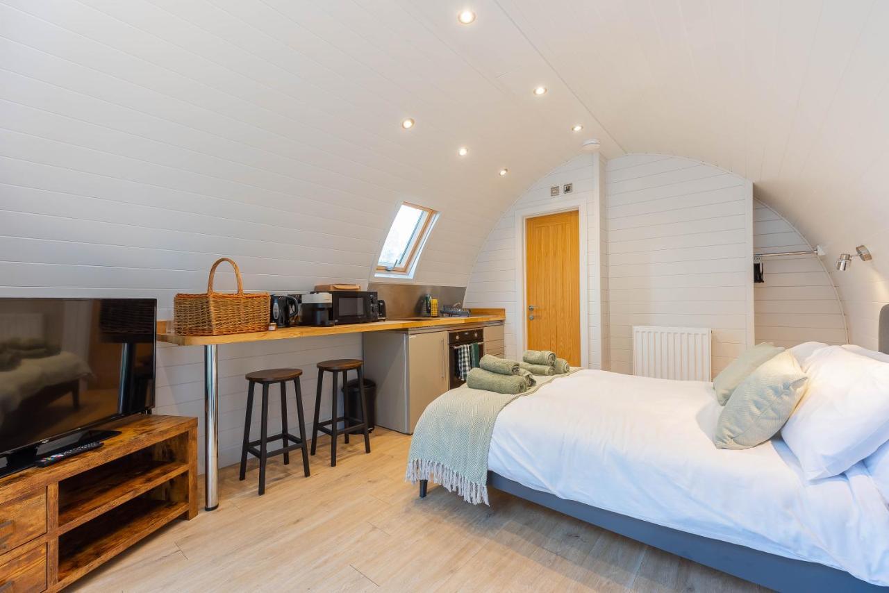 The Plough Inn Cabins Ramsden エクステリア 写真