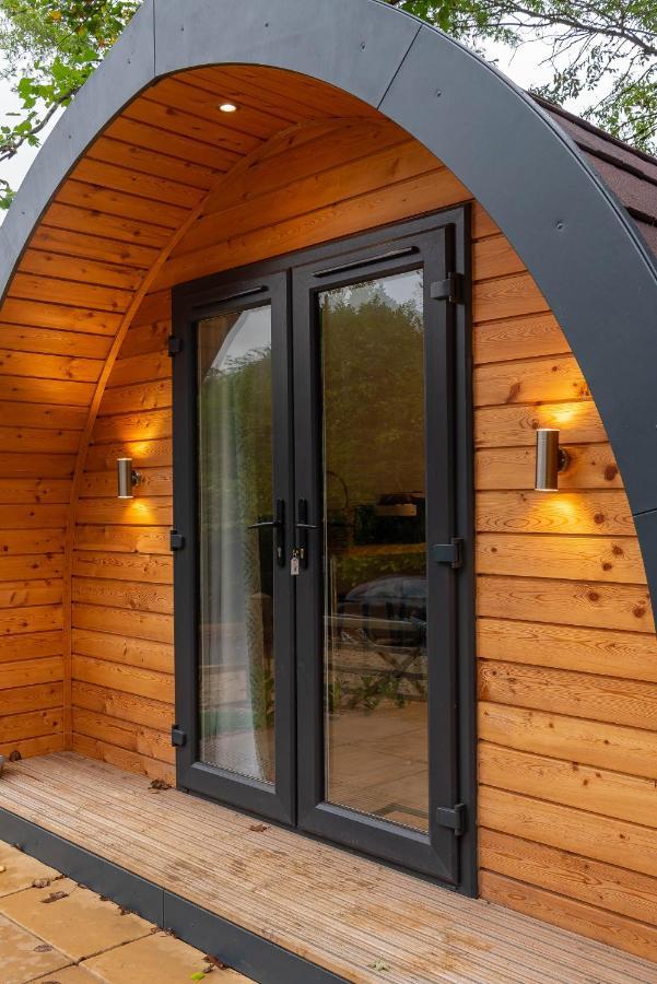 The Plough Inn Cabins Ramsden エクステリア 写真