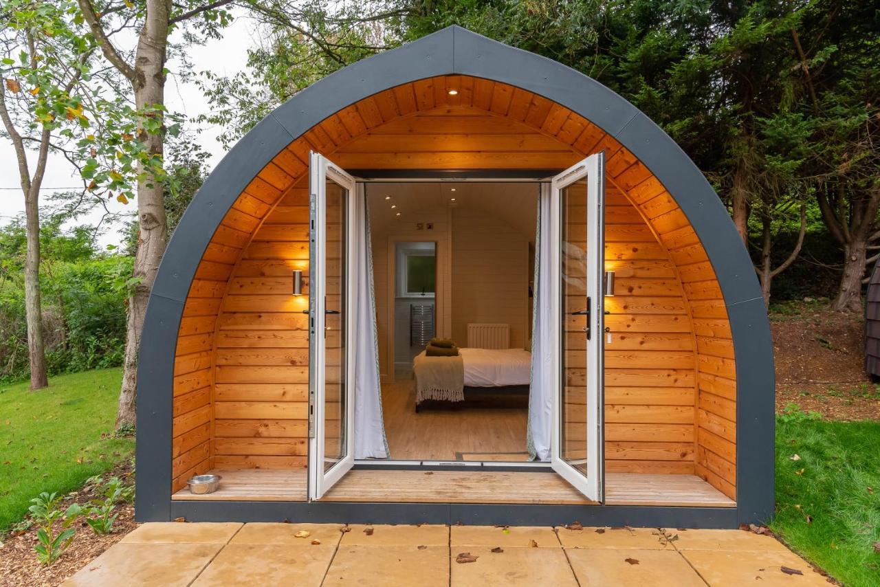 The Plough Inn Cabins Ramsden エクステリア 写真