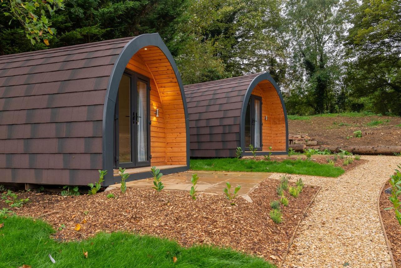 The Plough Inn Cabins Ramsden エクステリア 写真