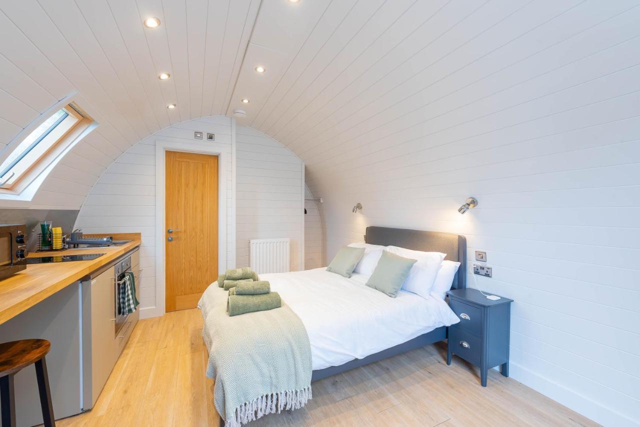 The Plough Inn Cabins Ramsden エクステリア 写真