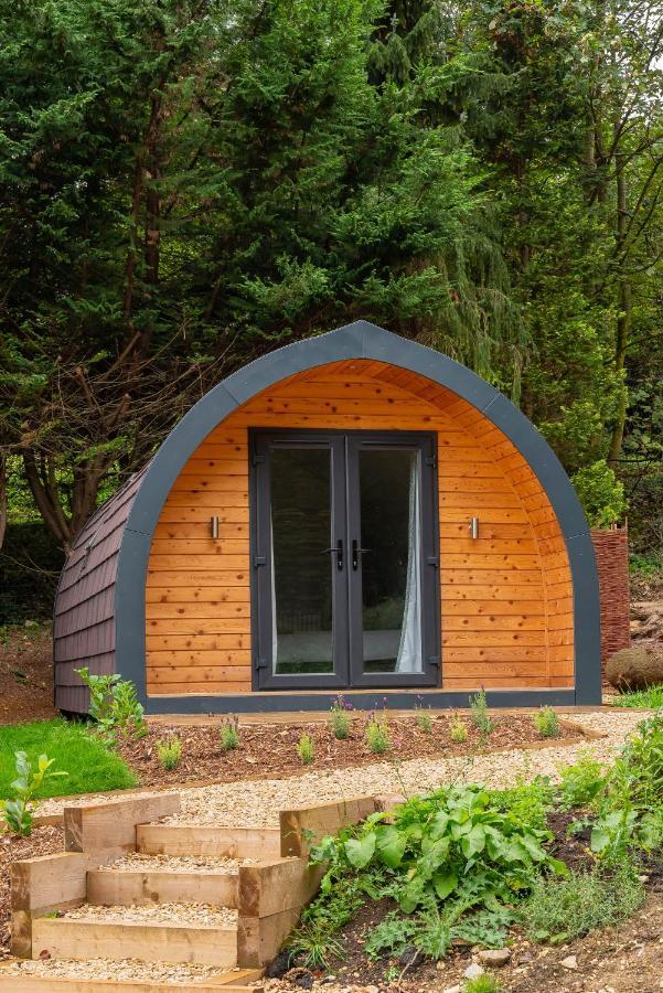The Plough Inn Cabins Ramsden エクステリア 写真