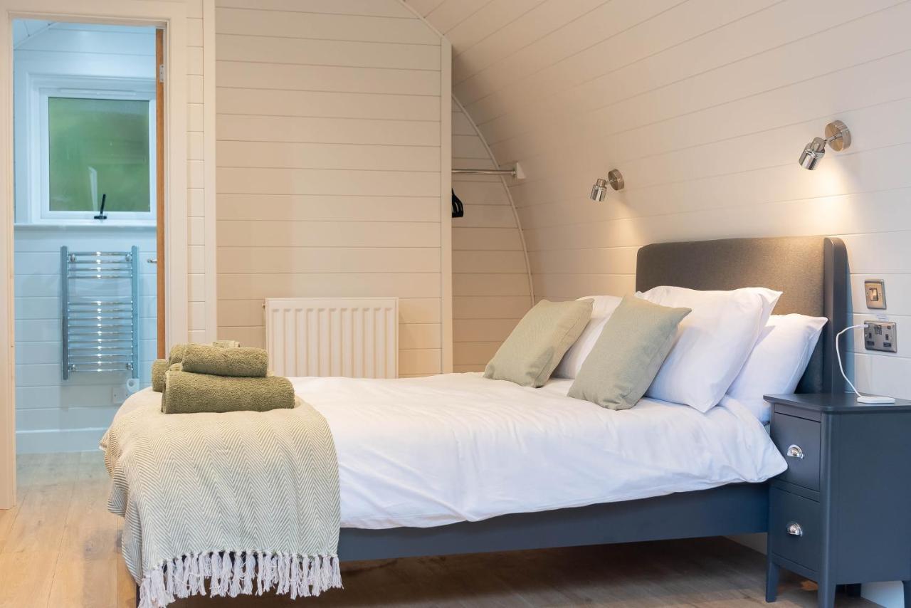 The Plough Inn Cabins Ramsden エクステリア 写真