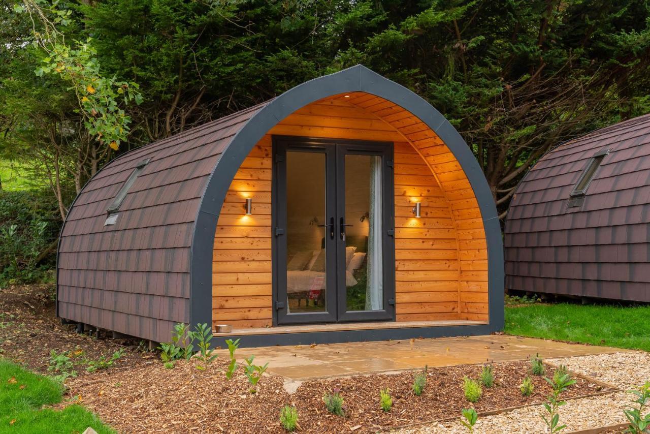The Plough Inn Cabins Ramsden エクステリア 写真